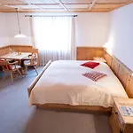 מלון Garni Engiadina - Boutique 3*